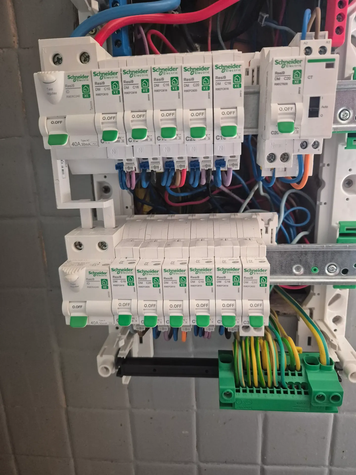 Tableau électrique ouvert avec protections et câblage réalisé par EG PACA
