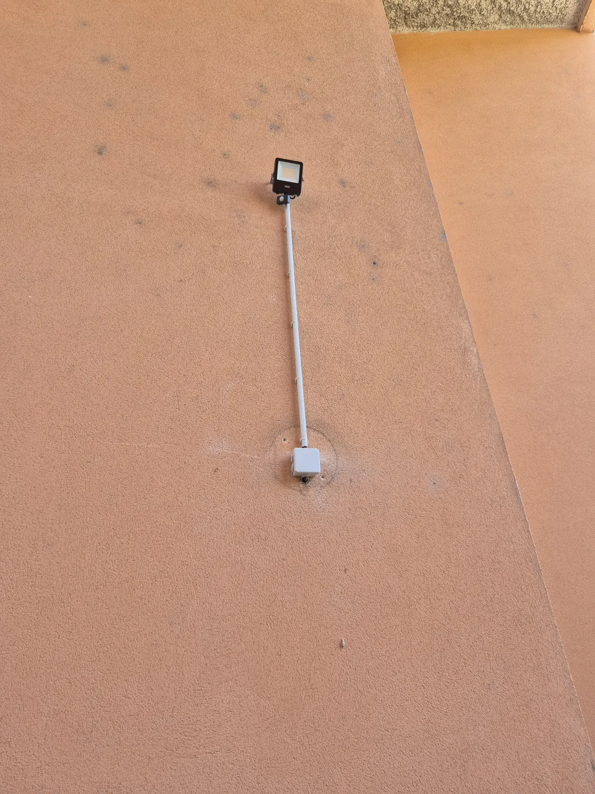 Nouvelle alimentation de luminaire extérieur posée en façade