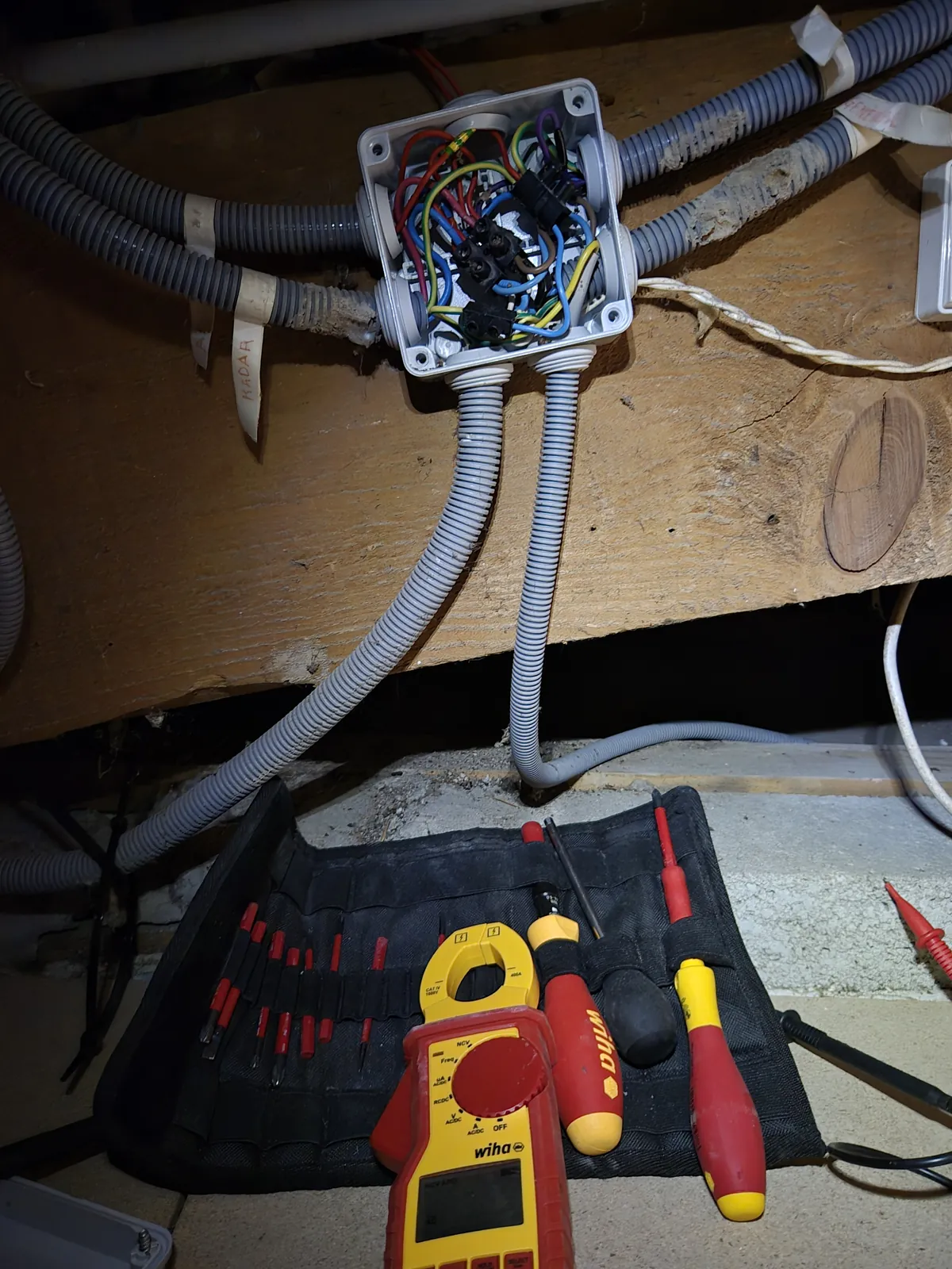 Connexions électriques anciennes dans une boîte de dérivation avant intervention